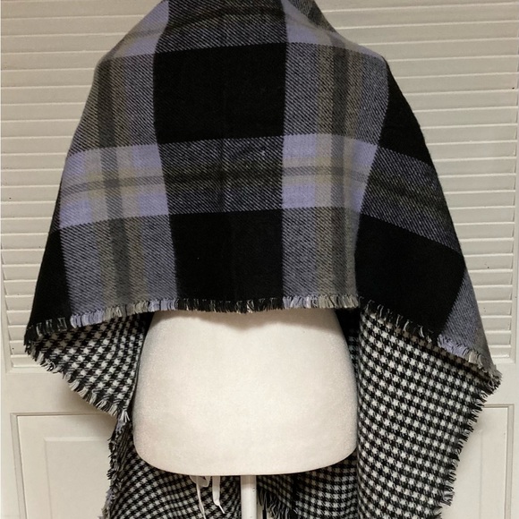 NWOT Tahari Acrylic Reversible Scarf OSFM - Picture 7 of 16